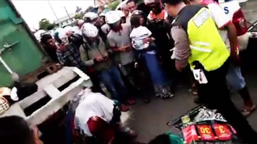 4 Nyawa Melayang, Setelah Hantam Truk Kontainer Parkir