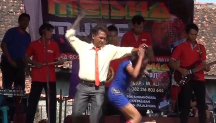 Nyari Duit Susah Amat, Biduan Disiksa diatas Panggung