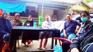 Ketua LPM Manggala Bersama Ketua Komisi A DPRD Makassar Kunjungi Gerobak Bunda MP