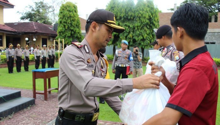 Kapolres Maros Serahkan 775 Bingkisan Paket Lebaran