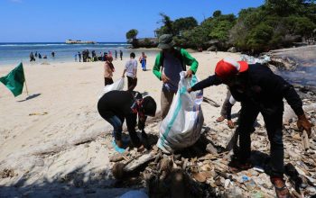 Komunitas Penyelam Selayar Gelar Aksi Bersih Pantai 5 Komunitas Penyelam Selayar Gelar Aksi Bersih Pantai