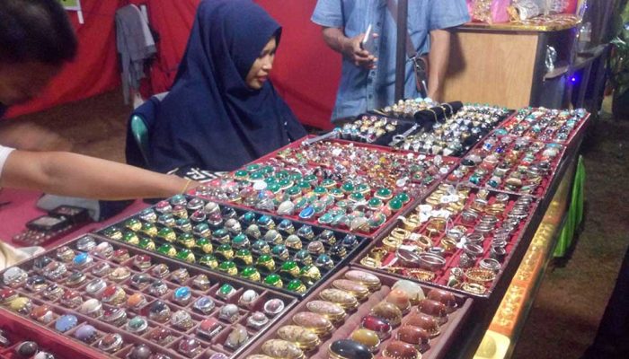 Stand Kelurahan Batua Pamerkan Batu Cincin Menyala di Manggala Night Festival