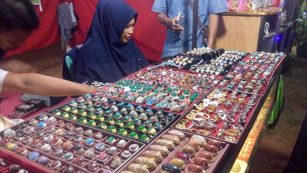 Stand Kelurahan Batua Pamerkan Batu Cincin Menyala di Manggala Night Festival