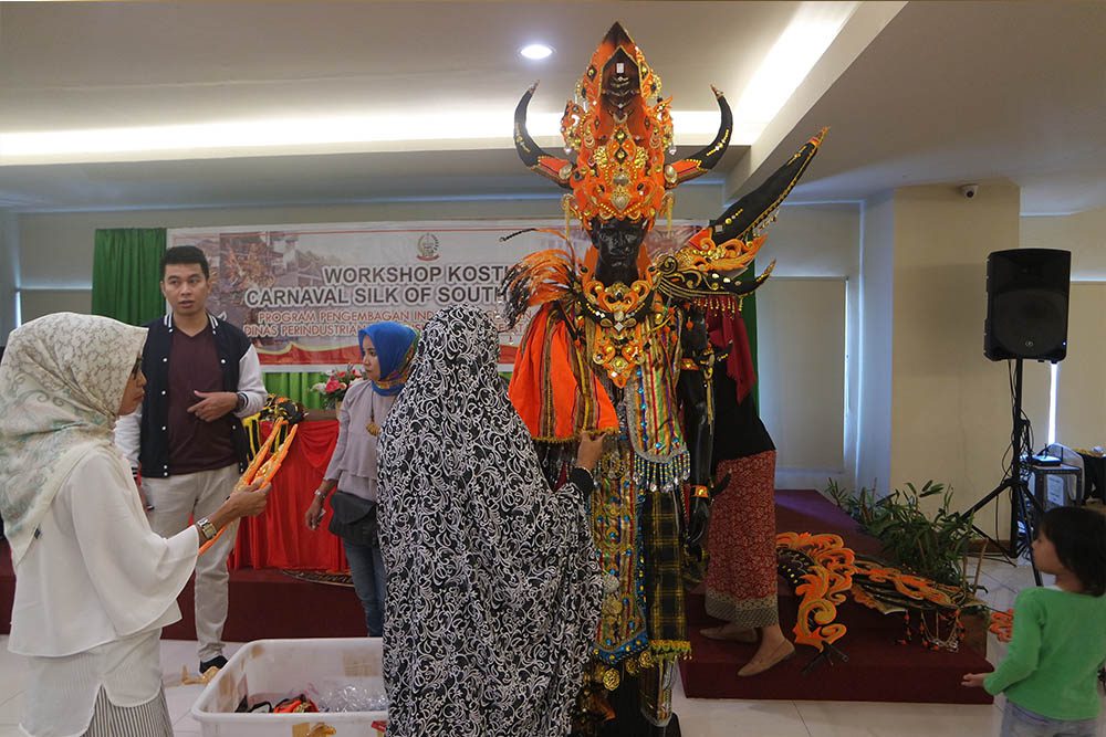 Fashion Carnaval Silk Of South Sulawesi