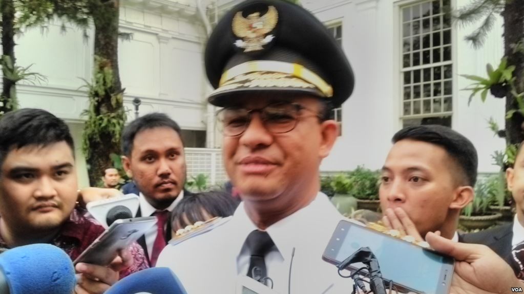 Gubernur DKI Jakarta Anies Rasyid Baswedan memberikan keterangan kepada media di Jakarta