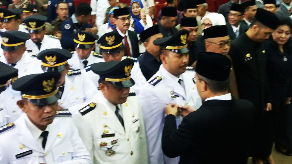 Wali Kota Makassar, Danny Pomanto melantik dan mengambil sumpah jabatan direksi, dewan pengawas Perusda dan pejabat administrator di lingkup Pemkot Makassar, berlangsung di ruang Sipakatau, Balaikota Makassar, Jumat, 21 September 2018. (Foto: Istimewa)