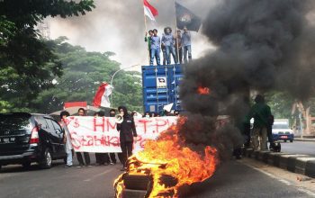 Mahasiswa Minta Jokowi-JK, Stabilkan Rupiah dan Turunkan Harga Sembako 5 Mahasiswa Minta Jokowi-JK, Stabilkan Rupiah dan Turunkan Harga Sembako