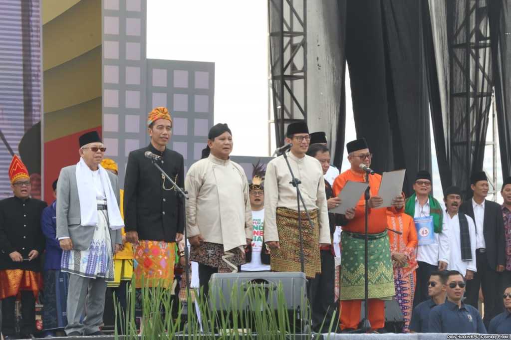Kenapa SBY Walkout Saat Parade Pemilu Damai? 2 Pasangan capres cawapres nomor urut 01 Jokowi Maruf dan nomor urut 02 Prabowo Sandi