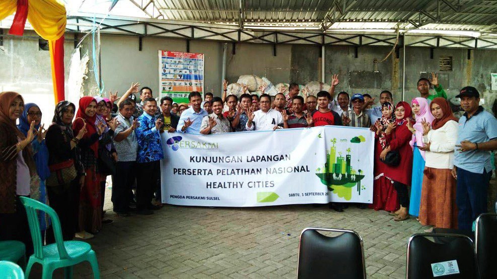 Peserta Pelatihan Healthy Cities PERSAKMI Sulsel Belajar Tentang Bank Sampah