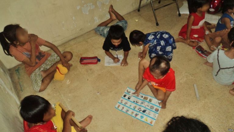 Pemkab Samosir Jamin Anak Pengidap HIV di Nainggolan Tak Diusir 5 Anak anak yang mengidap HIV di Solo masih kerap mendapat perlakukan diskriminatif dari masyarakat