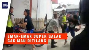 VIRAL: Tak Terima ditahan, Emak-emak Ngamuk Polisi Sampe Lempar Batu