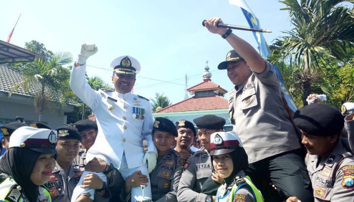 Kapolres Beri Kejutan Danlantamal Banyuwangi