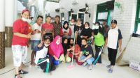 LPM Baraya Bersama RT/RW Gotong Royong Bersihkan Masjid Rahmatullah