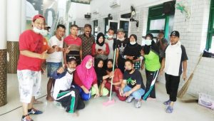 LPM Baraya Bersama RT/RW Gotong Royong Bersihkan Masjid Rahmatullah