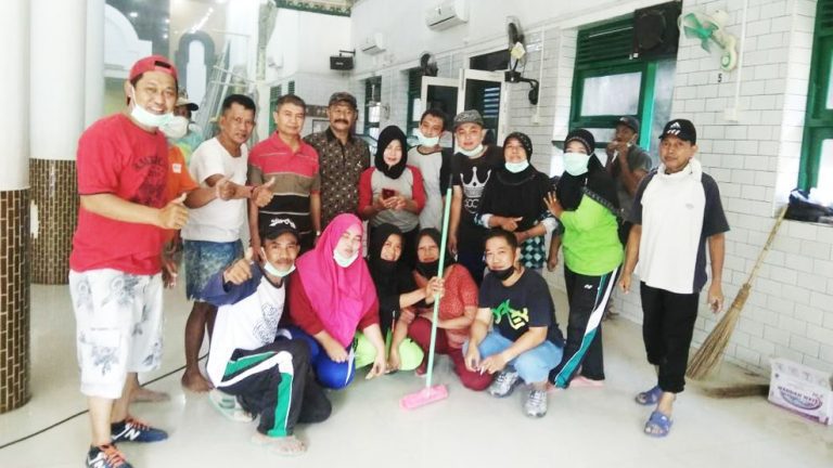 LPM Baraya Bersama RT/RW Gotong Royong Bersihkan Masjid Rahmatullah 2 LPM Baraya Bersama RT RW Gotong Royong Bersihkan Masjid Rahmatullah