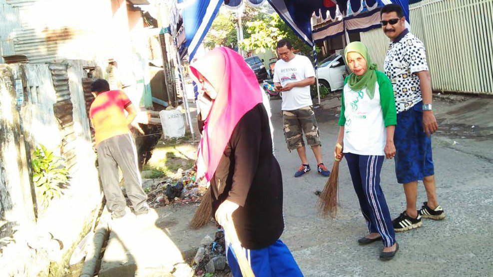 Memasuki Musim Hujan Warga Bontoala Gotong Royong Bersihkan Selokan 01