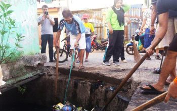 Ketua LPM Baraya Ajak Warga Gotong Royong Bersihkan Lingkungan 4 Memasuki Musim Hujan Warga Bontoala Gotong Royong Bersihkan Selokan