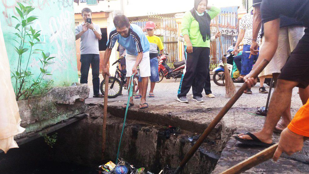 Memasuki Musim Hujan Warga Bontoala Gotong Royong Bersihkan Selokan