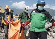 Meski Serba Kekurangan, Para Aktivis Kemanusian Bantu Makamkan Korban Gempa Sulteng