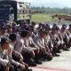 Paru anggota Polri mendapat pengarahan di dekat bandara Palu Sulawesi Tengah