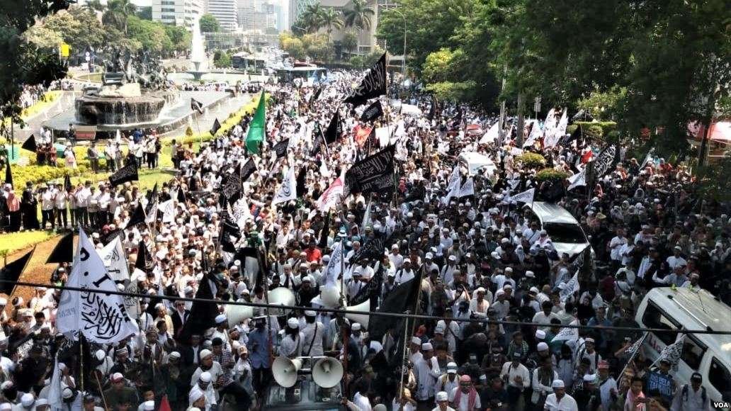 Demonstran Protes Pembakaran Bendera Bertulisan Kalimat Tauhid