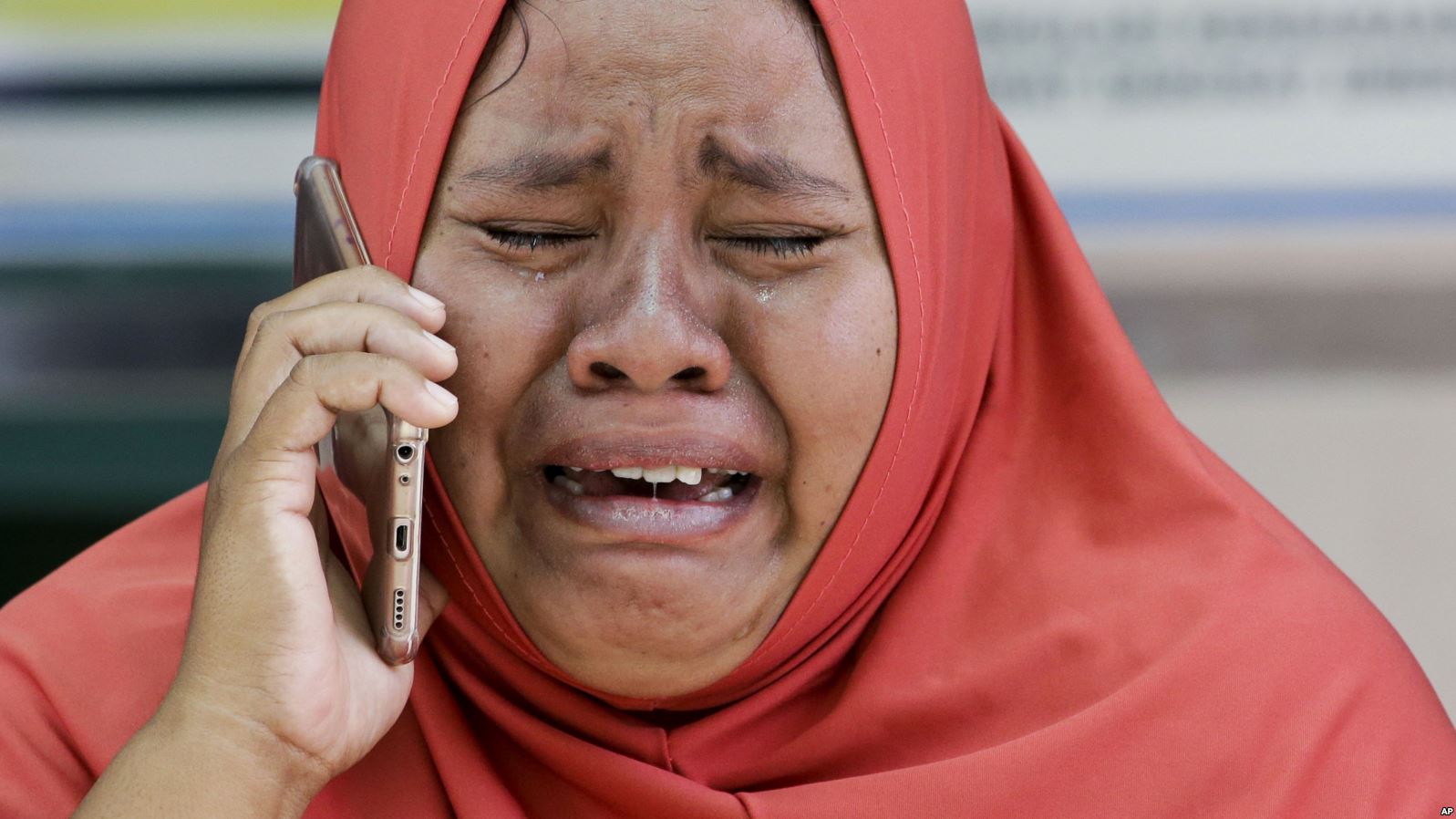 Gempa Palu: Kisah Pilu Pencari Berita yang Sempat Kehilangan Kabar Orang Tua 2 Seorang ibu menangis karena tidak bisa melihat jasad putrinya yang telah dikubur massal