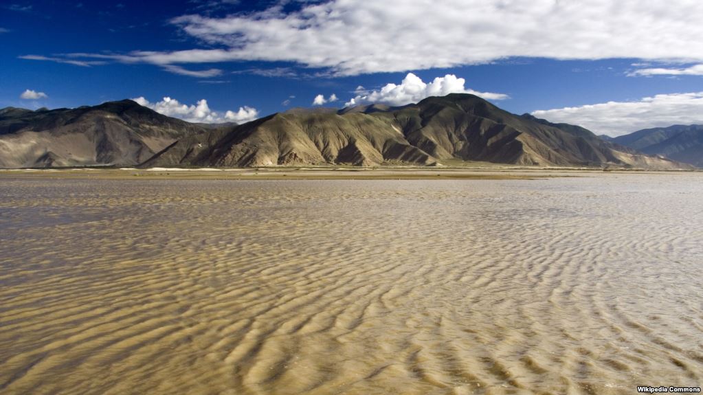 Sungai Yarlung Tsangpo di Tibet