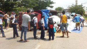 Truk Pengangkut Pakan Ternak Terbalik Usai Tabrak Pembatas Jalan di Pangkep