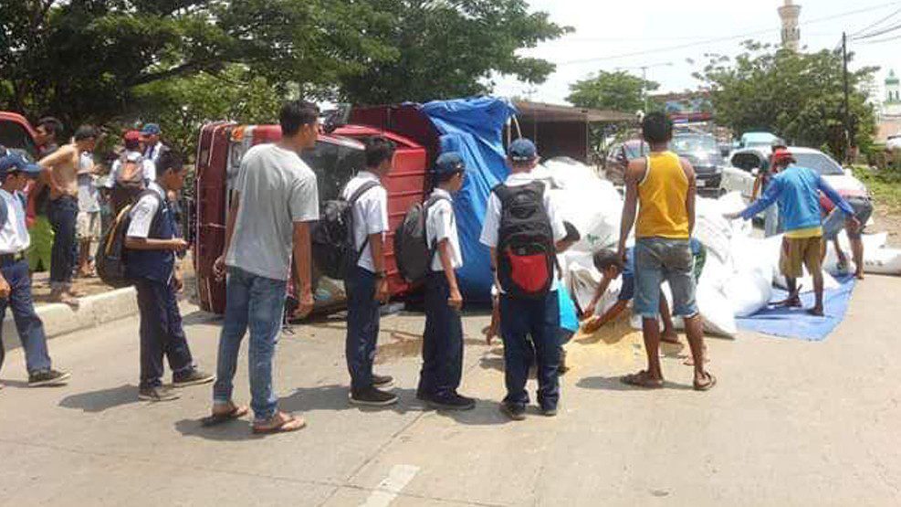 Truk Pengangkut Pakan Ternak Terbalik Usai Tabrak Pembatas Jalan di Pangkep 02