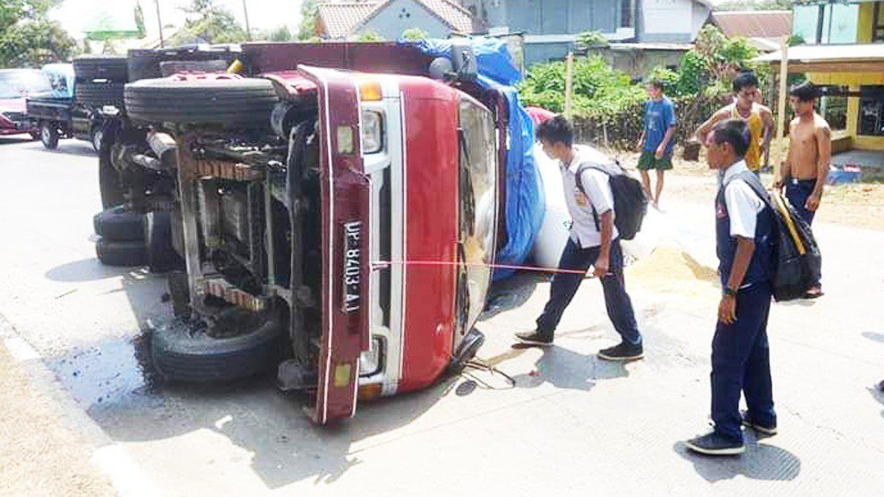 Truk Pengangkut Pakan Ternak Terbalik Usai Tabrak Pembatas Jalan di Pangkep 2 Truk Pengangkut Pakan Ternak Terbalik Usai Tabrak Pembatas Jalan di Pangkep