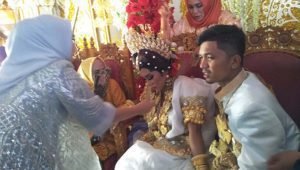 Kelelahan, Evi Masamba Pingsan di Pelaminan