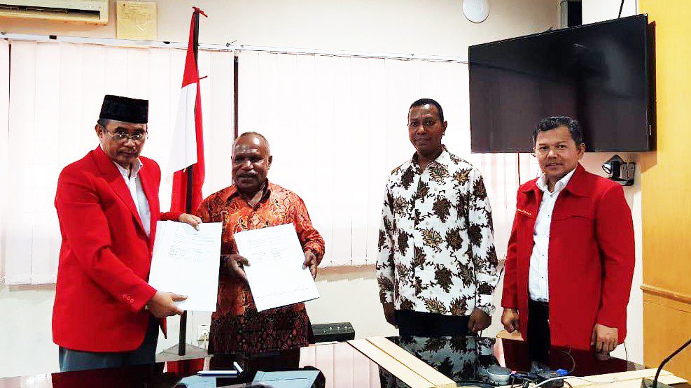 Penandatanganan Memorandum of Agreement (MoA) antara Dekan FKM Unhas, Dr. Aminuddin Syam dengan Dekan FKM Uncen, Dekan FKM Uncen, Dr. Arius Togodly, di Ruang Kandouw FKM Unhas. (Foto: Istimewa)