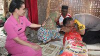 Bawa Bantuan Sendiri, Kapolres Gowa dan Istrinya Kunjungi Warga Kurang Mampu