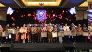 Mendagri Beri Penghargaan Kepada Ormas Berprestasi