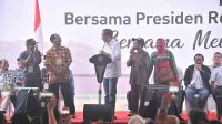 Diguyur Hujan, Presiden Jokowi Temui Petani Lampung
