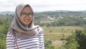 Gadis Cantik Kacamata Ini, Punya Impian Jadi Jurnalis Handal