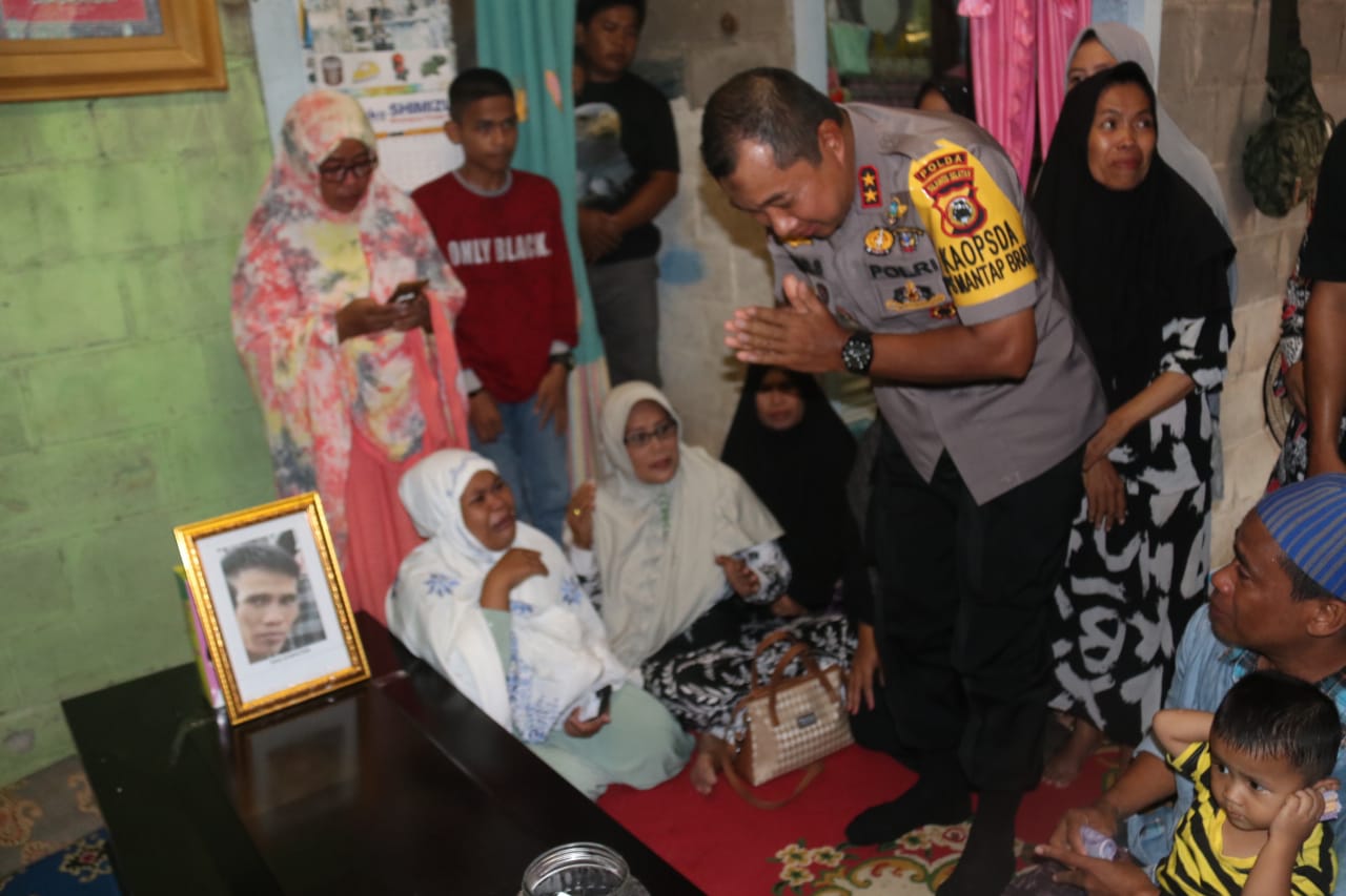 Kapolda Sulsel Melayat Korban Penembakan KKB Papua 2 IMG 20181208 WA0002