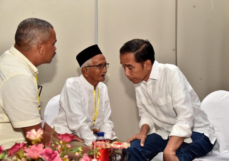 Di Aceh, Presiden Jokowi Kembali Bertemu Nyak Sandang 4 Nyak Sandang