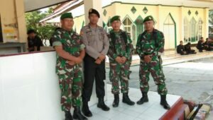 TNI-Polri di Lutra Perkuat Solidaritas Amankan Natal dan Tahun Baru