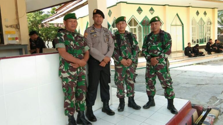 TNI-Polri di Lutra Perkuat Solidaritas Amankan Natal dan Tahun Baru 12 TNI Polri di Lutra Perkuat Solidaritas Amankan Natal dan Tahun Baru