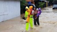 Banjir Pangkep,  Tulus Bantu Evakuasi Warga Terjebak Banjir
