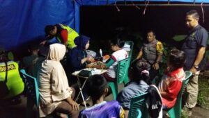 Pasca Banjir,  Biddokkes Polda Sulsel Beri Pengobatan Gratis Untuk Pengungsi