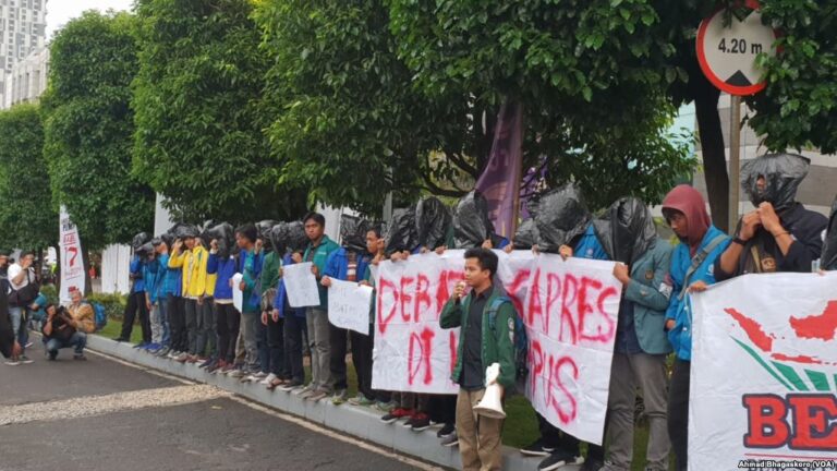 Debat Capres-Cawapres Pertama, Mahasiswa Demo Tuntut Debat di Kampus 8 Debat Pilpres Pertama Mahasiswa Demo Tuntut Debat di Kampus