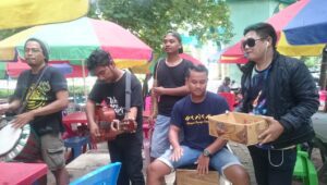 Penyanyi Dangdut Ini Ikut ngamen dengan Kelompok Penyanyi Jalanan Pangkep