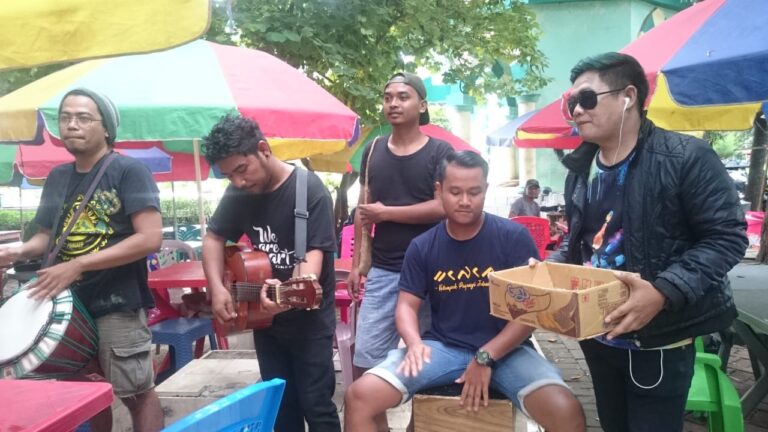 Penyanyi Dangdut Ini Ikut ngamen dengan Kelompok Penyanyi Jalanan Pangkep 4 Ewin Belutz