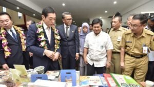 Gubernur Ehime Meninjau Stand Pameran Produk Sulsel