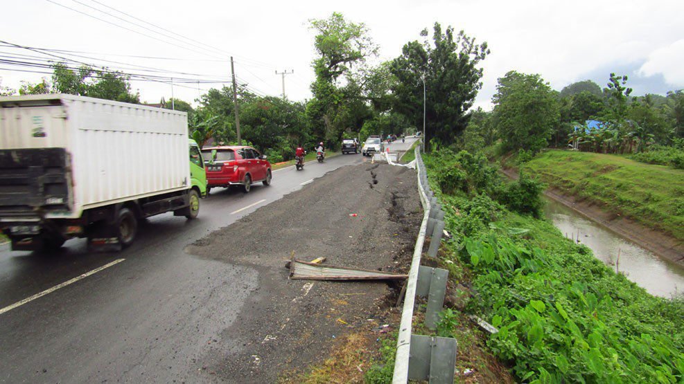Hati-Hati Melintas di Jl. Poros Bantimurung, Ada Jalan Retak Hingga 10 Meter