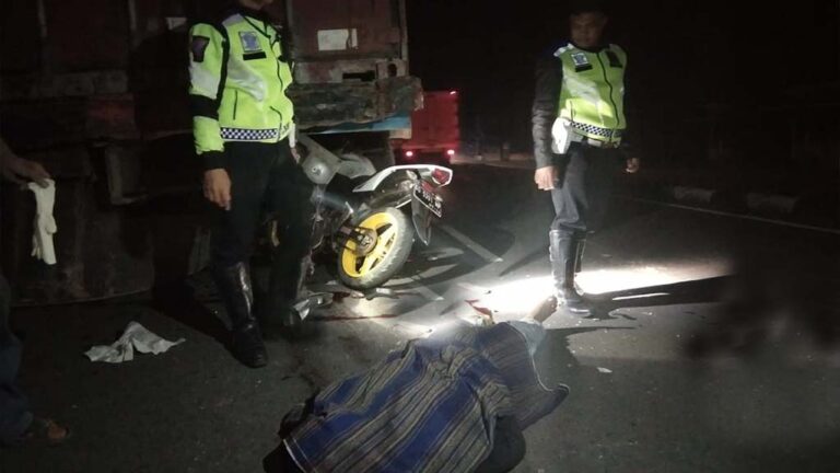 Ngebut Dijalan Gelap, Pengemudi Motor Tewas Tabrak Truk Parkir 1 pangkep