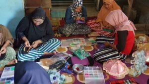 PKH Peduli Bantu Ibu Penjahit Sendal Hias di Pangkep