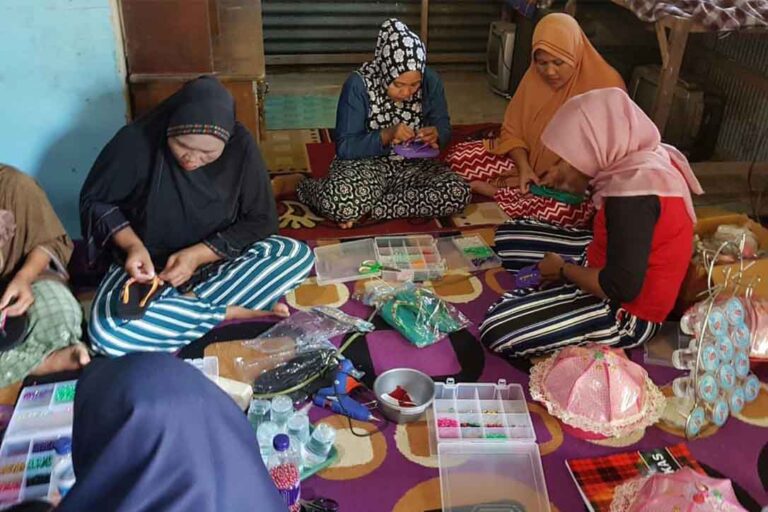 PKH Peduli Bantu Ibu Penjahit Sendal Hias di Pangkep 5 pkh 3